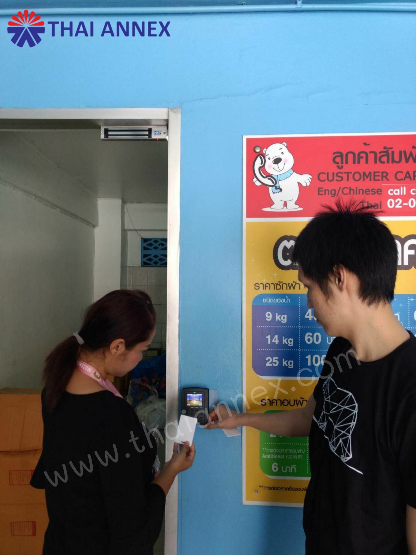 ติดตั้ง เครื่องทาบบัตร HIP Ci100s และชุดควบคุมประตู บนประตูกระจกขอบล่างเปลือย
