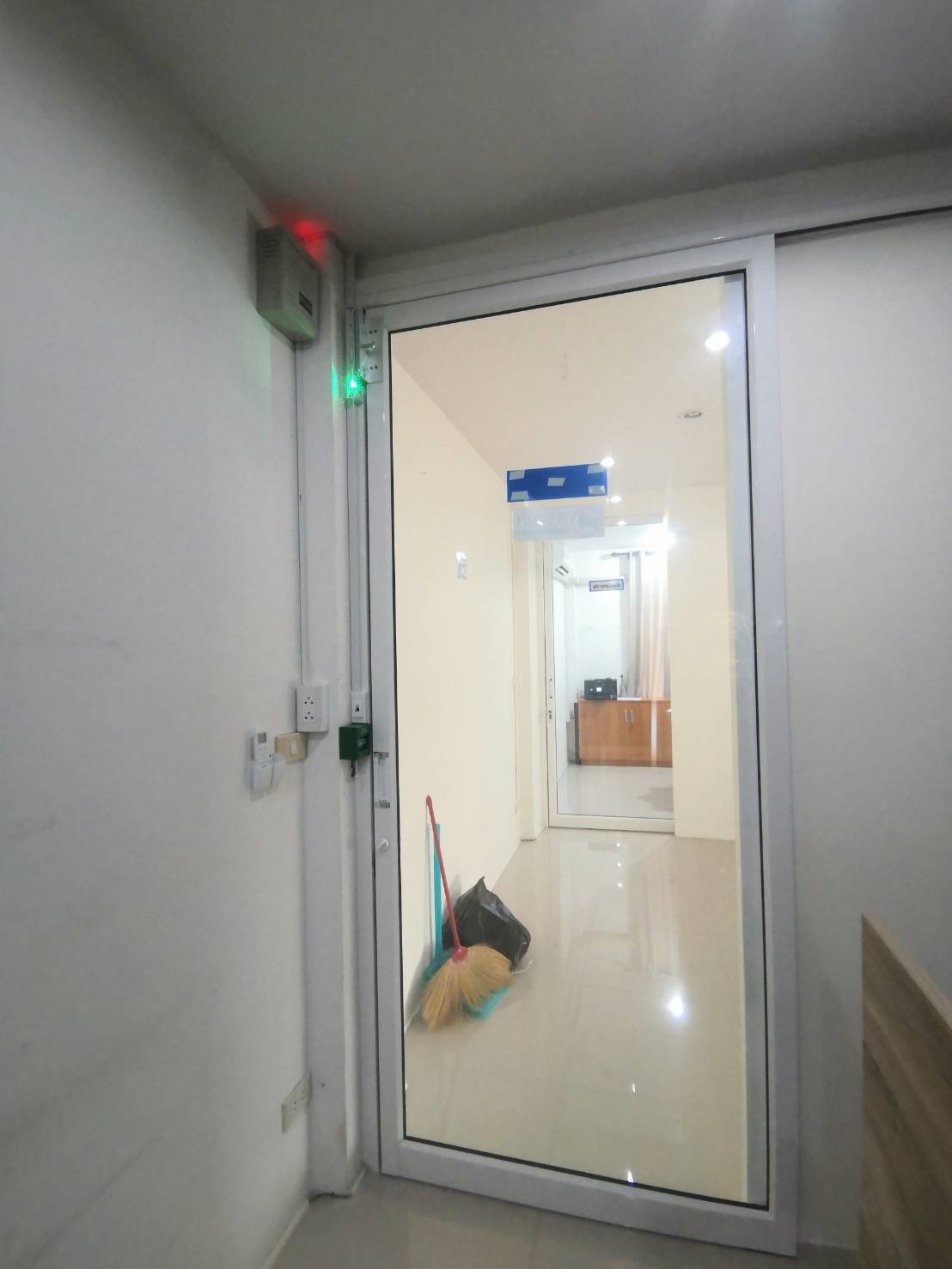 เครื่องทาบบัตร ประตูบานเลื่อน
